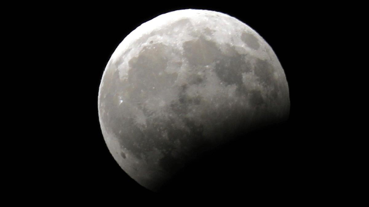 Vista de la luna llena durante un eclipse parcial lunar, en una imagen de archivo.