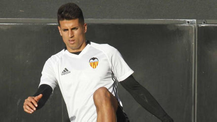 Cancelo en un entrenamiento con el Valencia CF