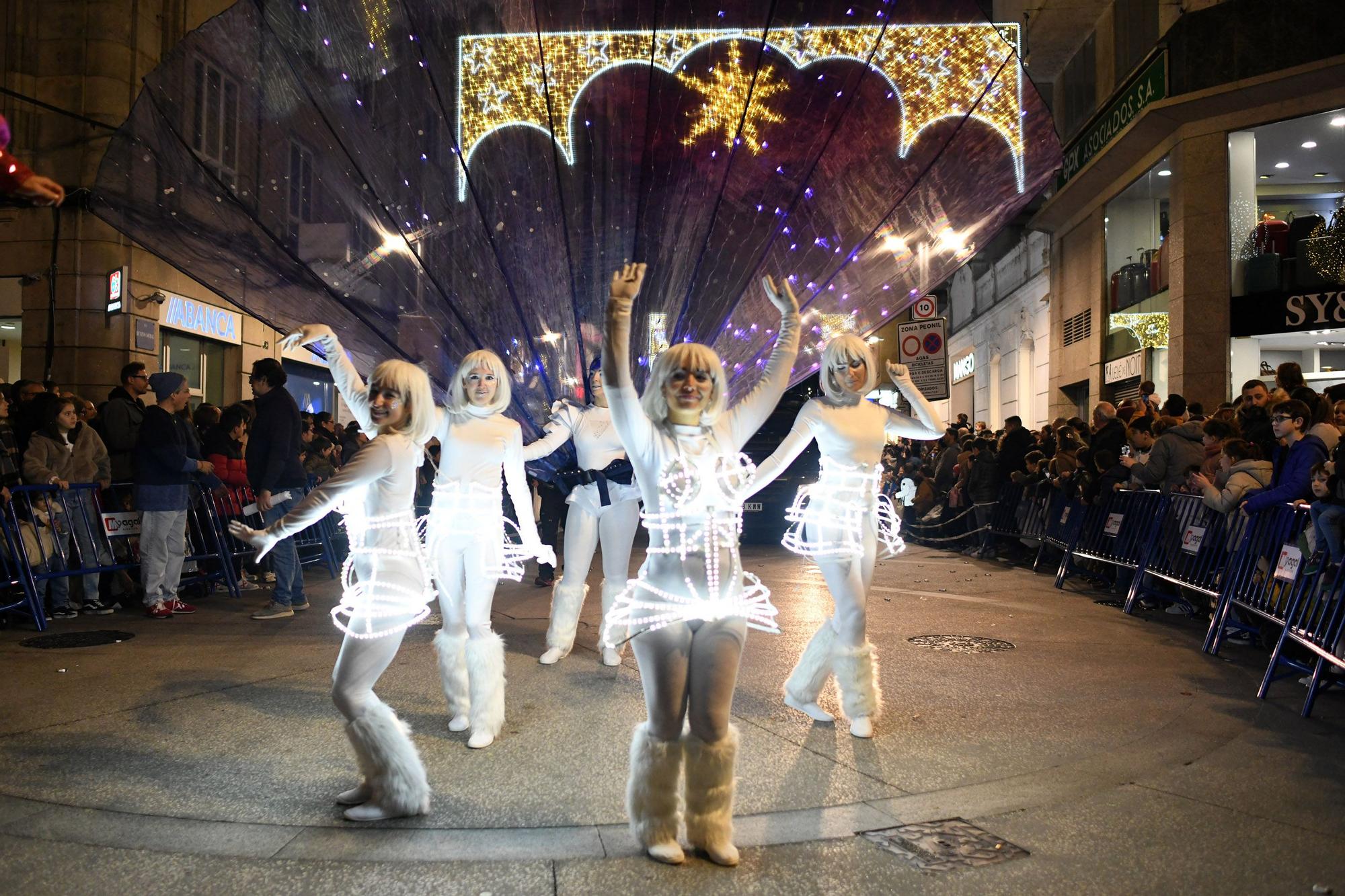 Pontevedra abarrota las calles para recibir a Melchor, Gaspar y Baltasar