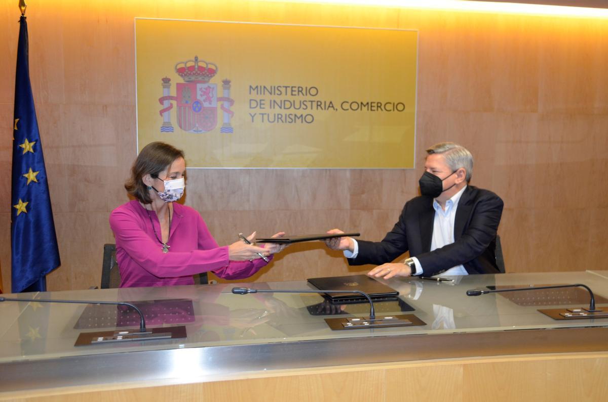 Maroto firma l’acord amb Netflix per «fer de les pel·lícules i sèries filmades a Espanya un recurs turístic»