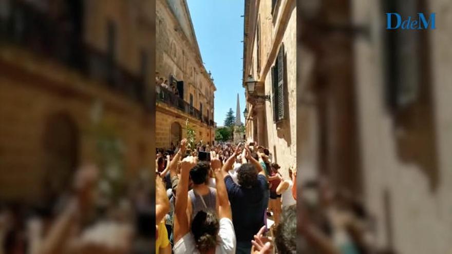 (Vídeo) Espontánea aglomeración en Sant Joan de Ciutadella sin respetar la distancia de seguridad