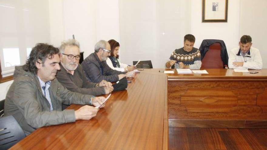 Un momento de la reunión de la comisiójn de seguimiento de Banda do Río. // Santos Álvarez