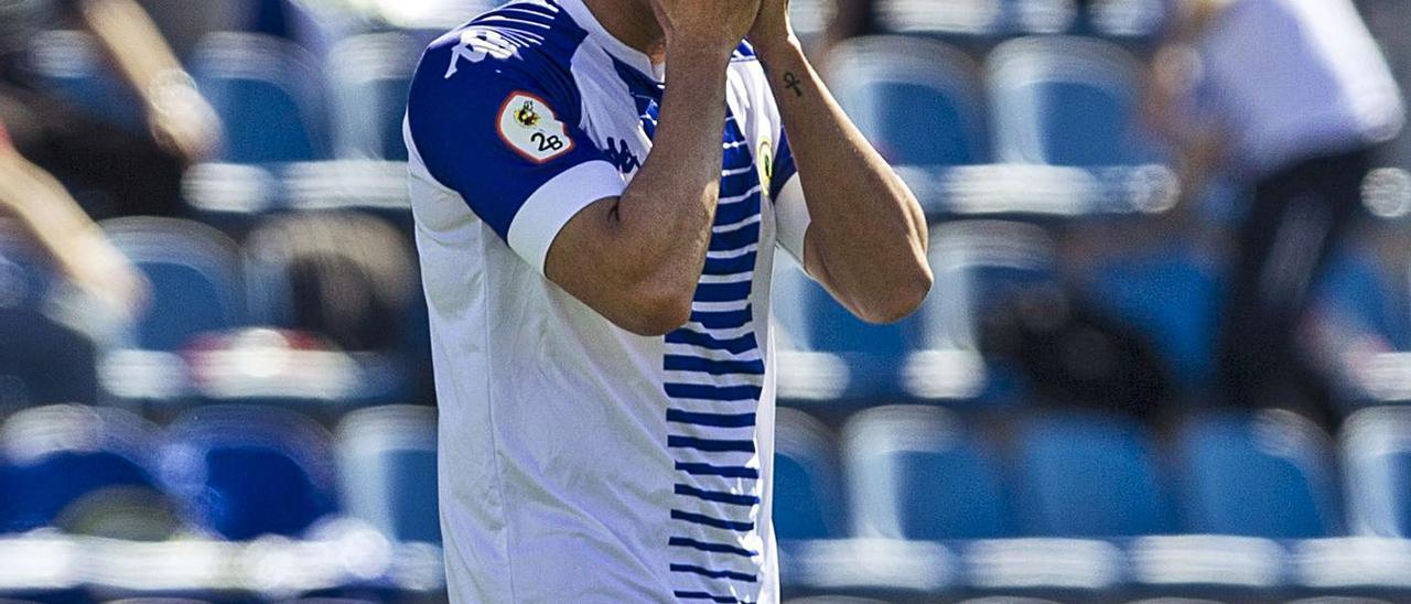 El centrocampista del Hércules Armando se lamenta el domingo en el partido ante el Levante B. |