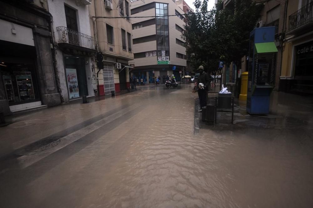 Revienta una tubería en el centro de Murcia