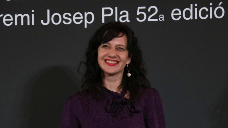 Laia Aguilar amb el guardó del premi Josep Pla