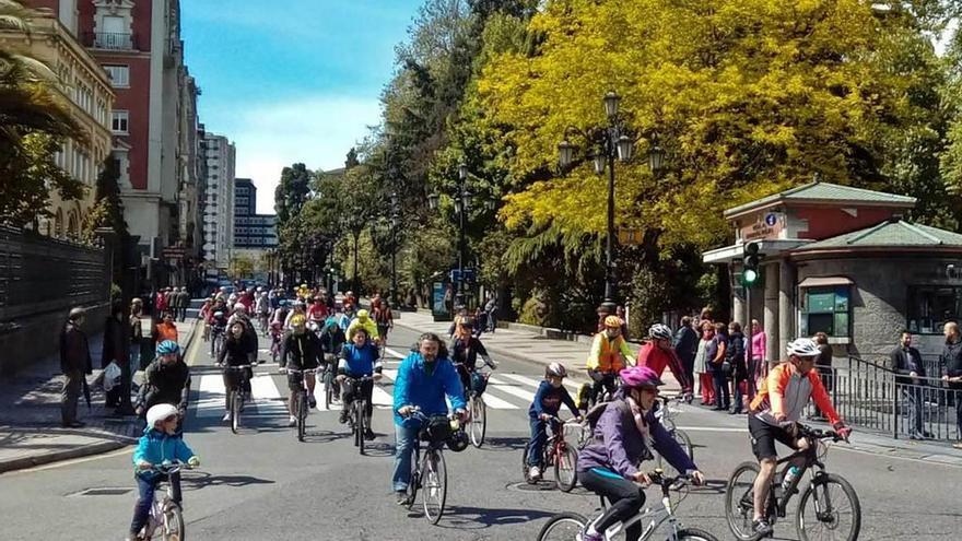 Varios participantes en la marcha de ayer en bicicleta.