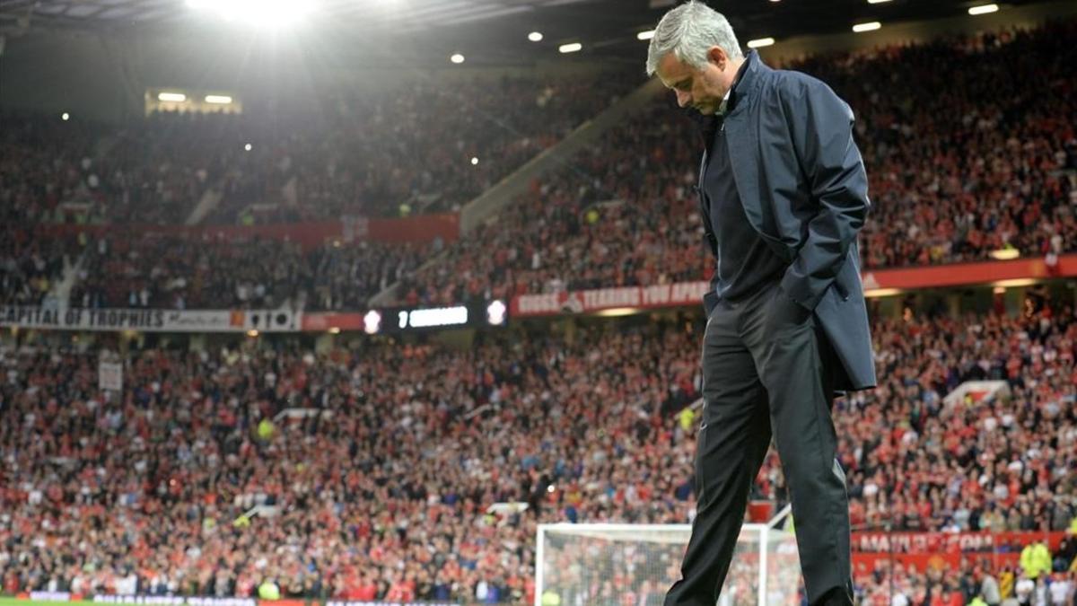 Mourinho, durante el partido del United con el Southampton en Old Trafford.