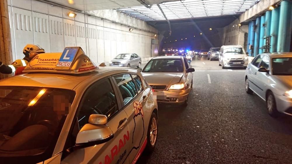 Colisión entre dos vehículos en el túnel Julio Luengo