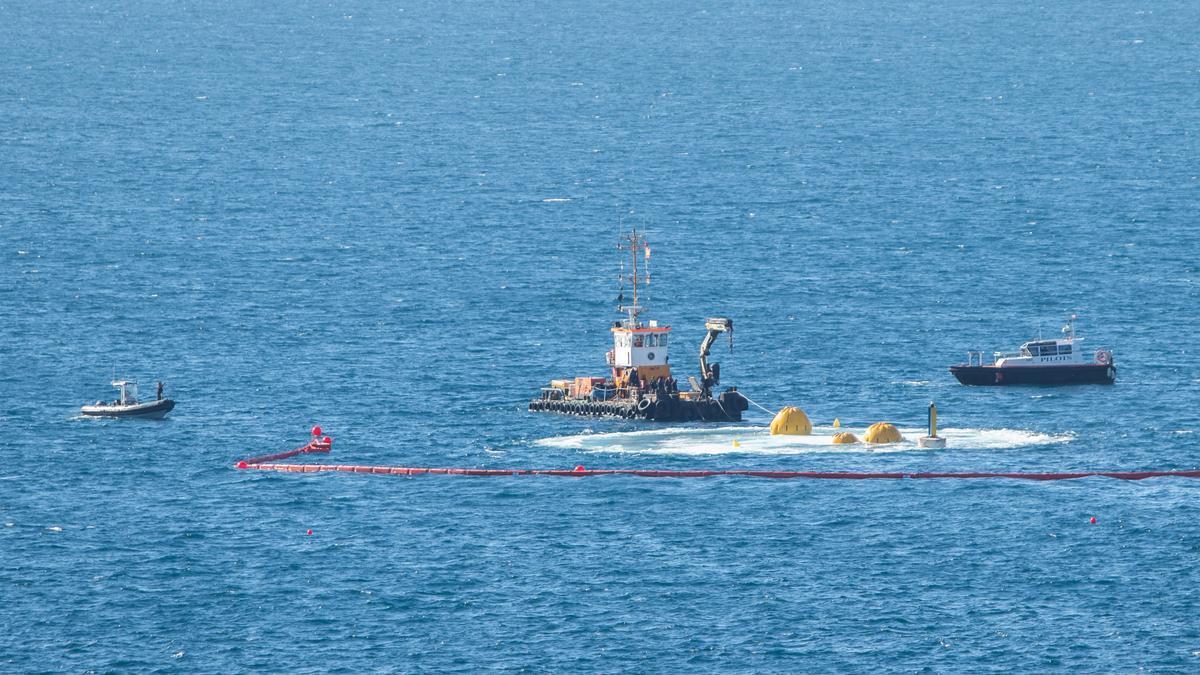 Reflotado el pesquero 'Charpat Segundo', hundido en el puerto de Ibiza.