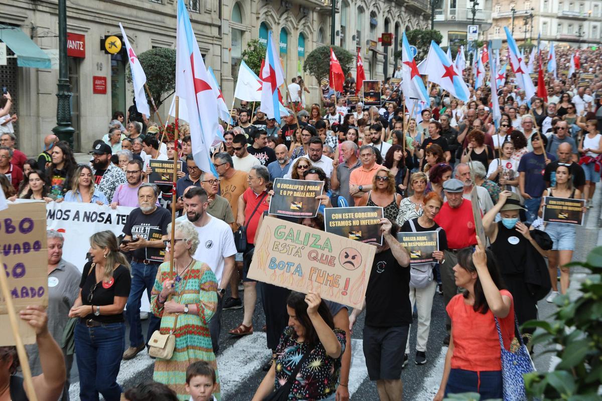 Cientos de personas salen a la calle en Vigo a protestar por la gestión de los incendios... bajo la ceniza