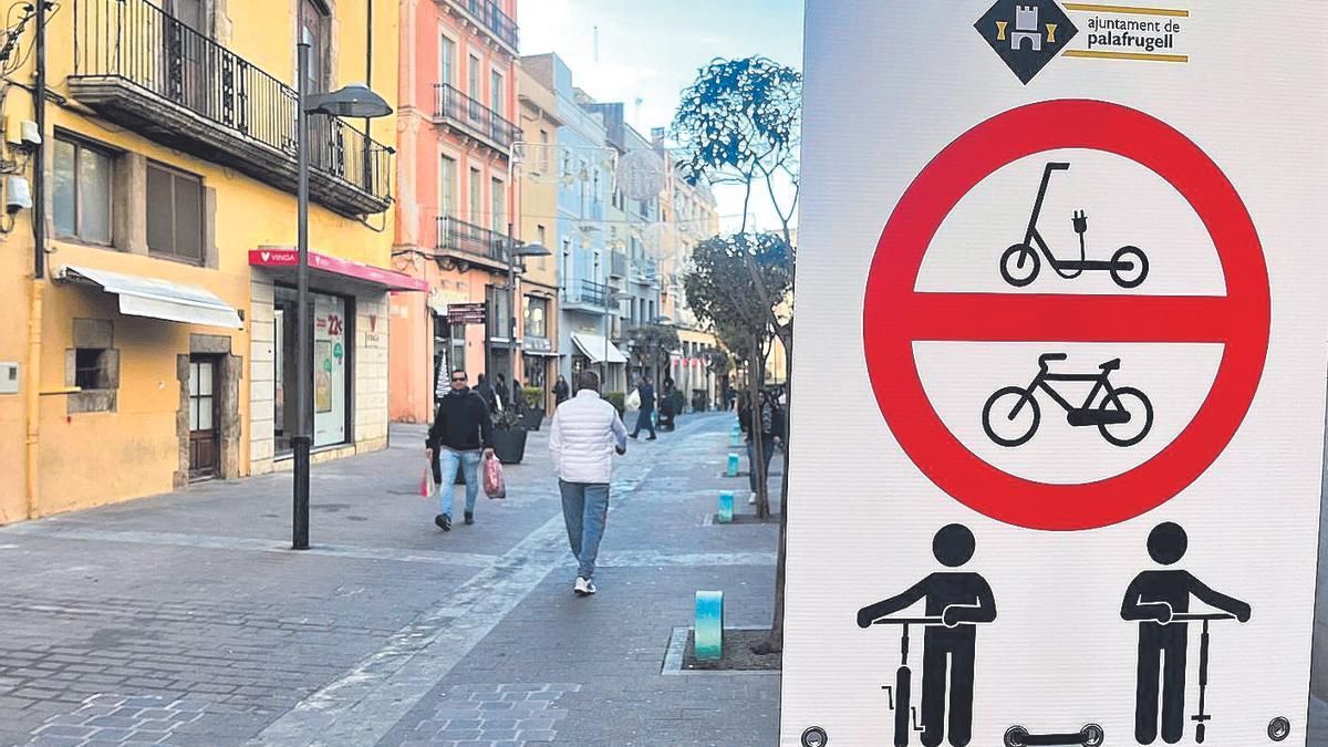 Palafrugell prohibeix la circulació de bicis i patinets al centre de la vila.