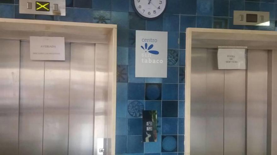 Carteles de &#039;fuera de servicio&#039; en los ascensores, lo que obligó a los pacientes a subir por la escalera.