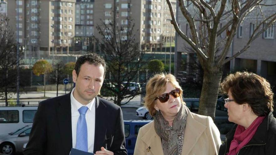 Por la izquierda, Guillermo Martínez, Celia Fernández y Carmen Sanjurjo, ayer, en Gijón.