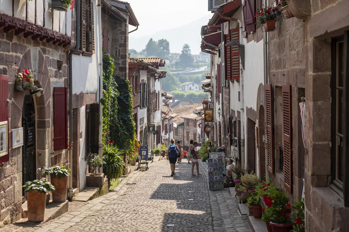 Peregrino con mochila en Saint-Jean-Pied-de-Port, Francia
