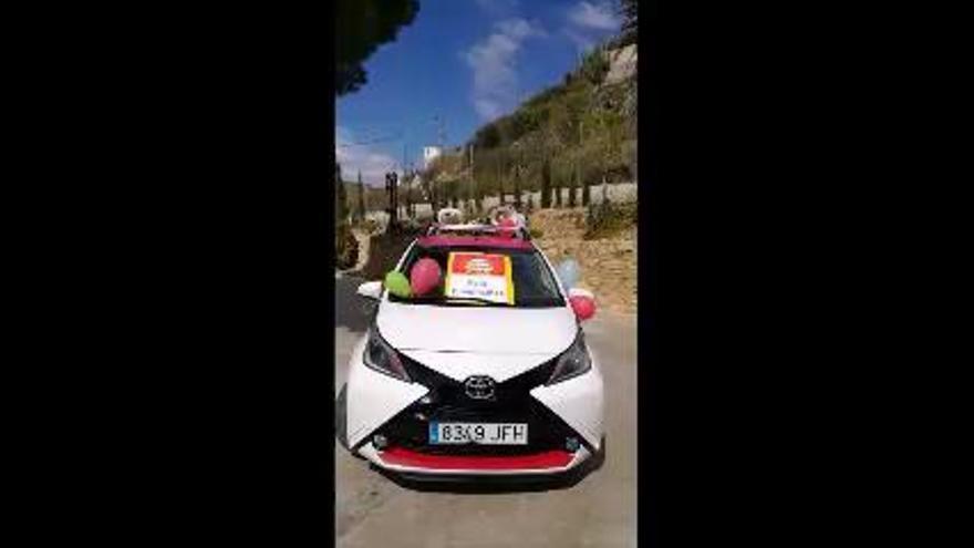 El 'coche de los muertos' de Mula felicita los cumpleaños