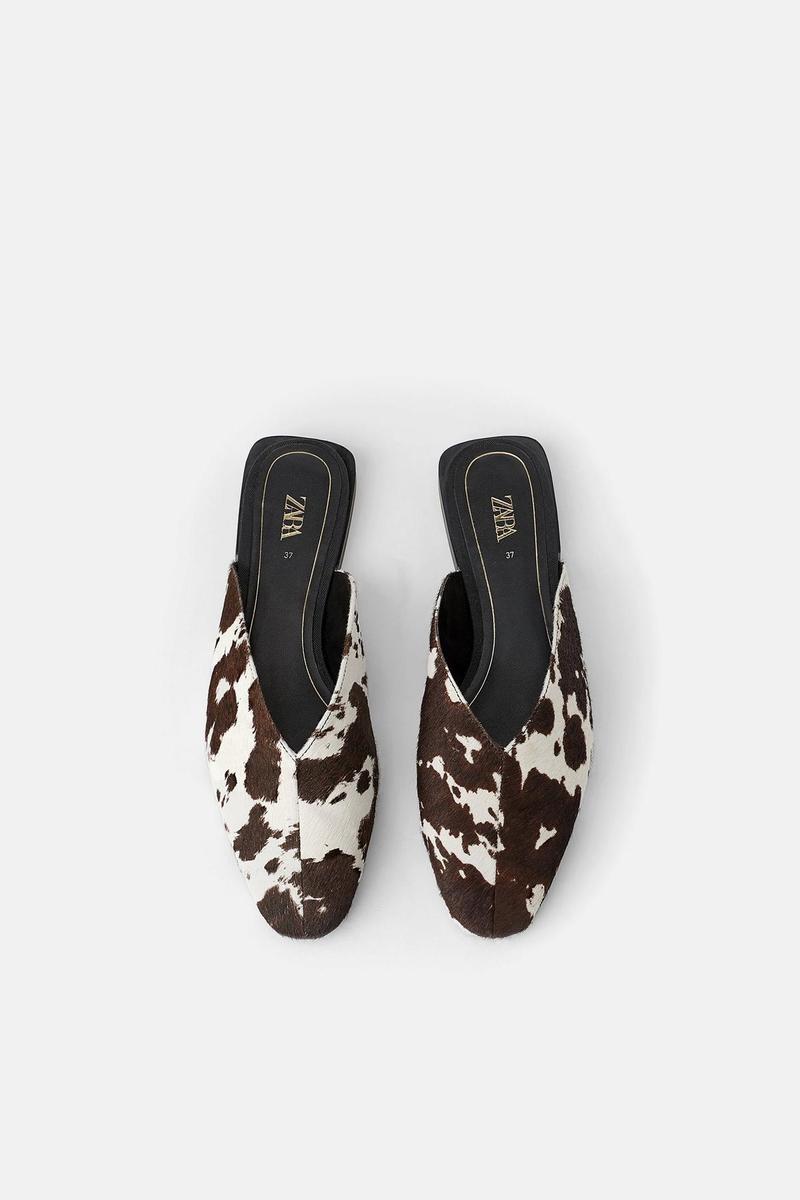 Mules con estampado vaca de Zara