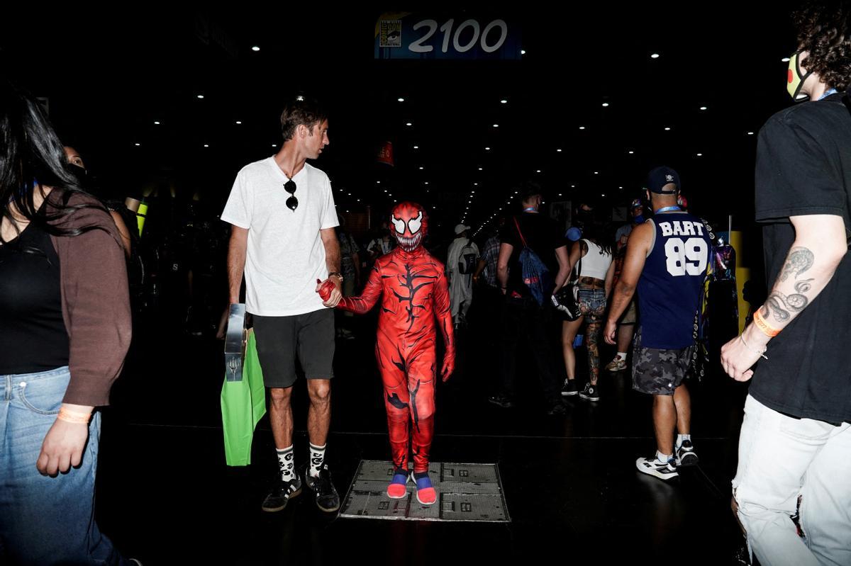 Un padre acompaña a su hijo disfrazado de superhéroe en la Comic-con de San Diego