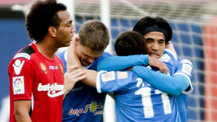 Los jugadores del Almería celebran un gol conseguido ante el RCD Mallorca.