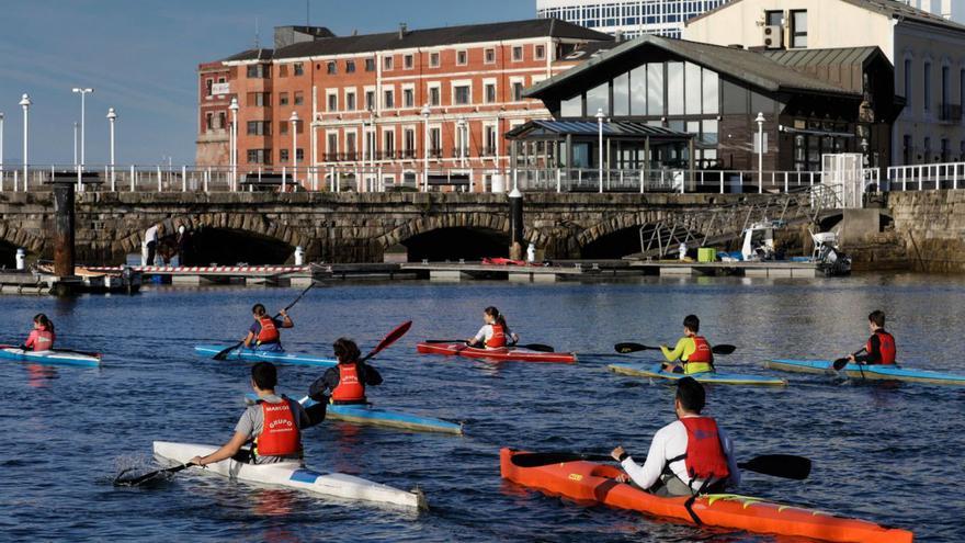 Piragüistas del Grupo, entrenando en el Muelle.  | JUAN PLAZA