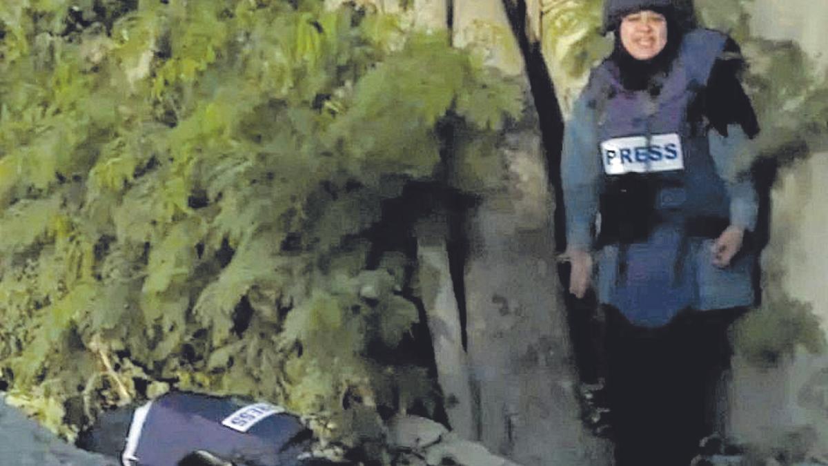 El cuerpo inerte de la periodista Shirin Abu Akleh