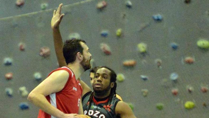 Rod Gonçalves marca a un jugador de Chantada.