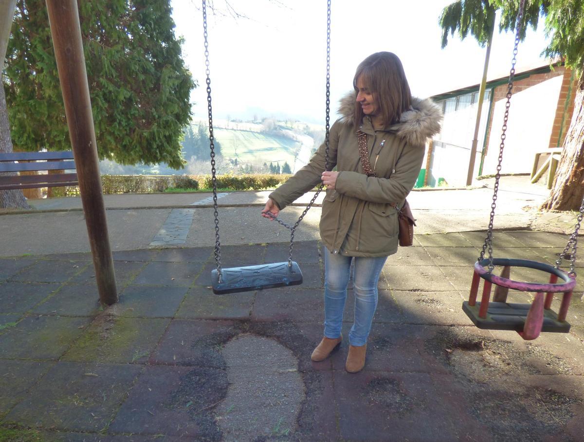 Yolanda Rodríguez muestra uno de los columpios del parque Verdeamor.