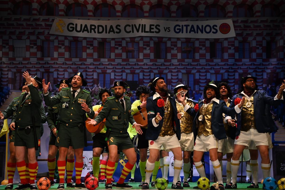 La murga Sa Tersiao representa un grupo de guardias civiles y gitanos en el López.