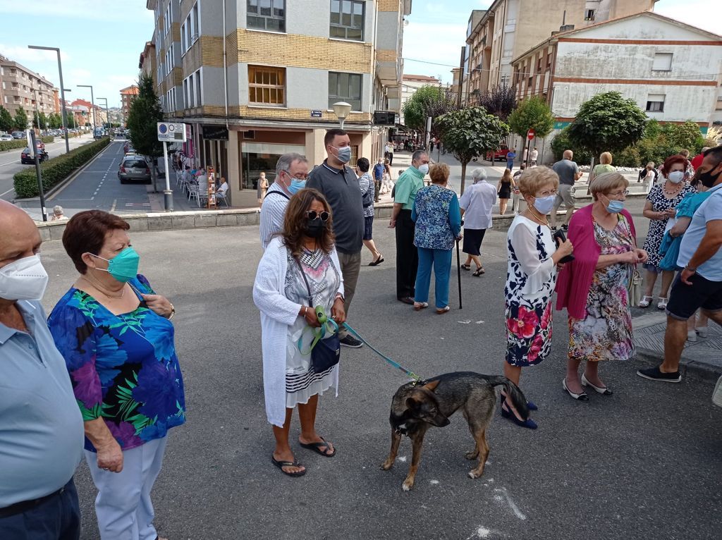 Fieles, a la salida del templo