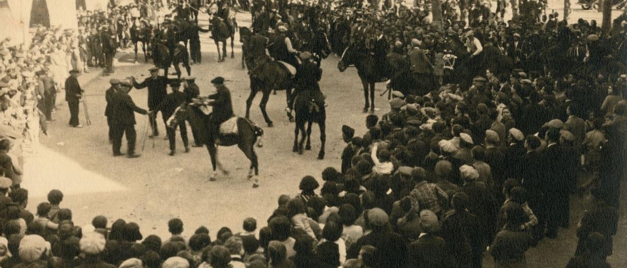 Ball de la sardana curta «Bon dia Lionor» durant la festa de Sant Antoni Abat a la plaça Major de Banyoles, una imatge del 1934 exhibida a l’exposició del 1935 a Barcelona.