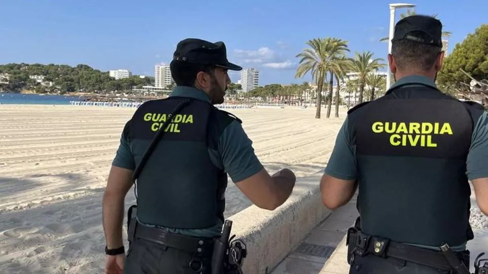 Dos agentes de la Guardia Civil