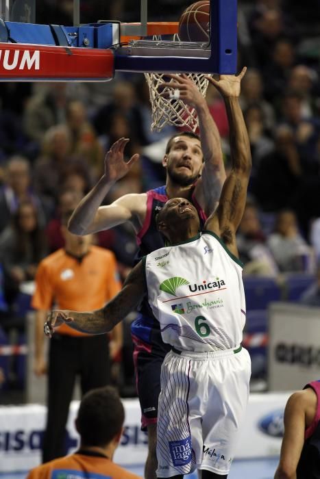 El Unicaja frena su racha victoriosa con una derrota en el BarclayCard Center de Madrid