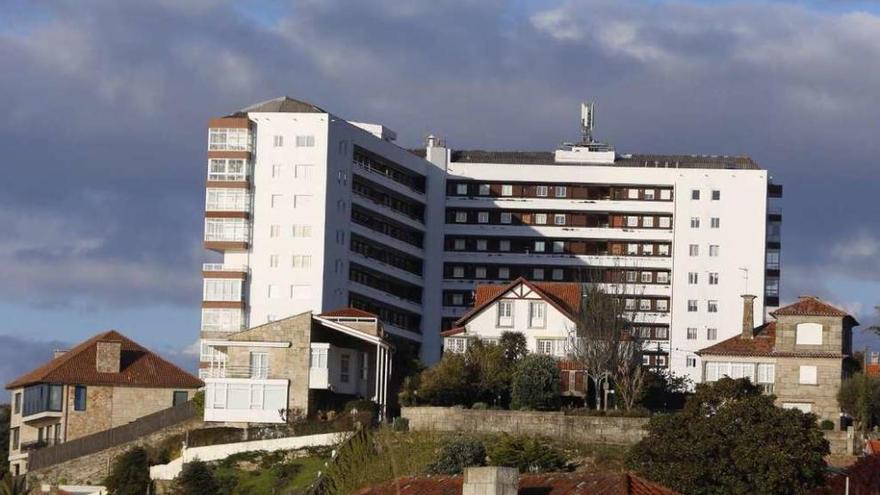 Edificio en Coruxo en el que dos personas resultaron intoxicadas por gas. // Ricardo Grobas