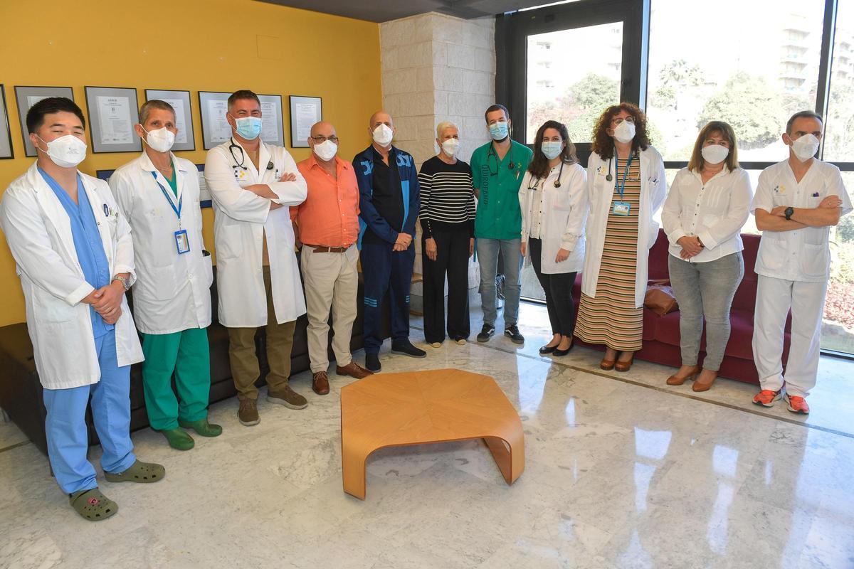 Principales responsables del programa de trasplantes de pulmón del Hospital Universitario de Gran Canaria Doctor Negrín junto a dos pacientes y sus parejas.