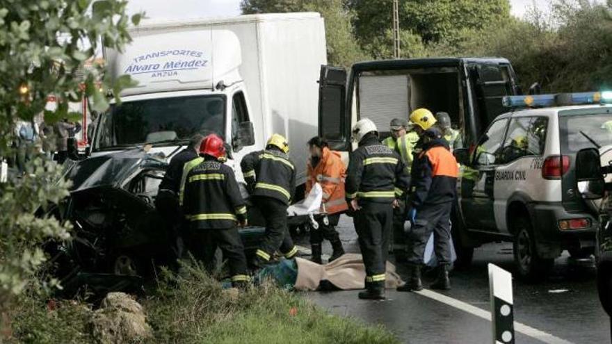 Mueren los tres ocupantes de un coche que chocó con un camión en Arzúa