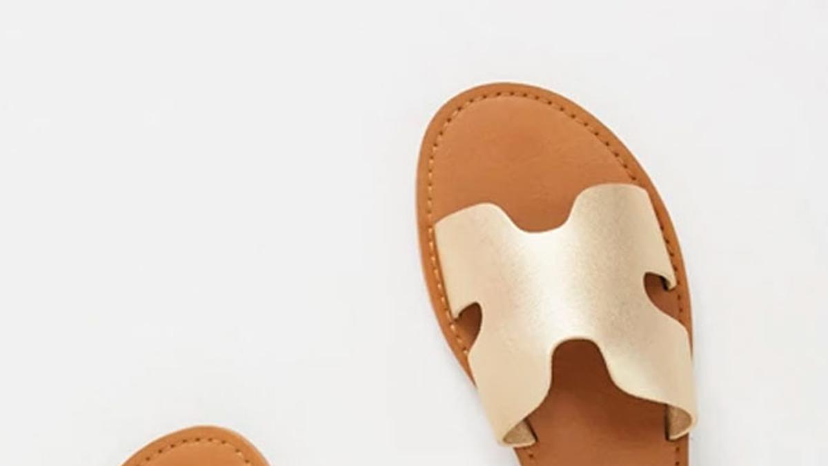 Las sandalias planas de pala con detalles especiales que amarás este verano 2021