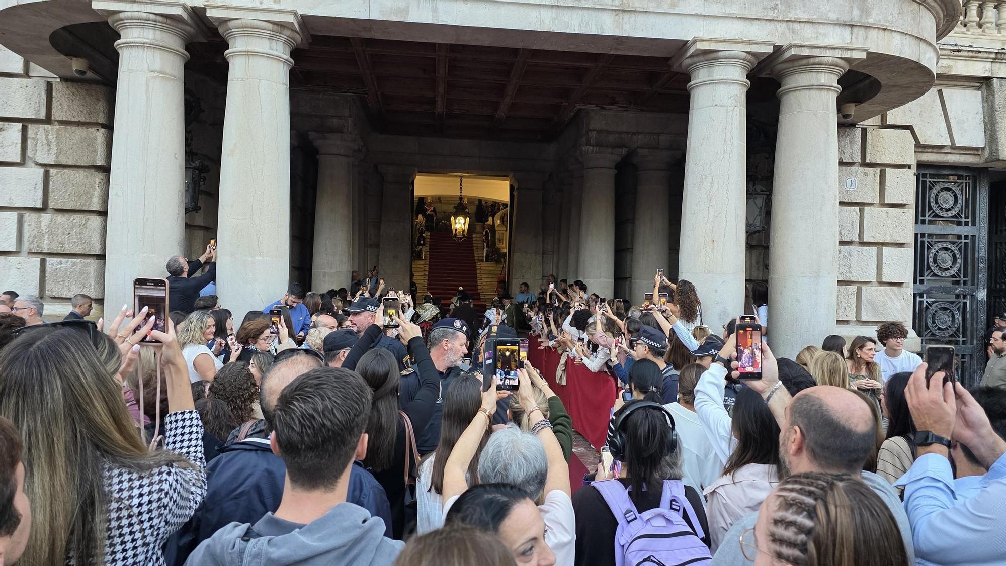 Ella, y todos los demás, que no pierden detalle...