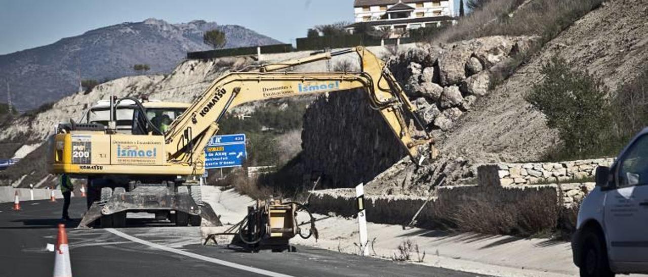 Una máquina excavadora trabajando en la reparación de uno de los taludes afectados en el tramo comprendido entre Cocentaina y Muro.