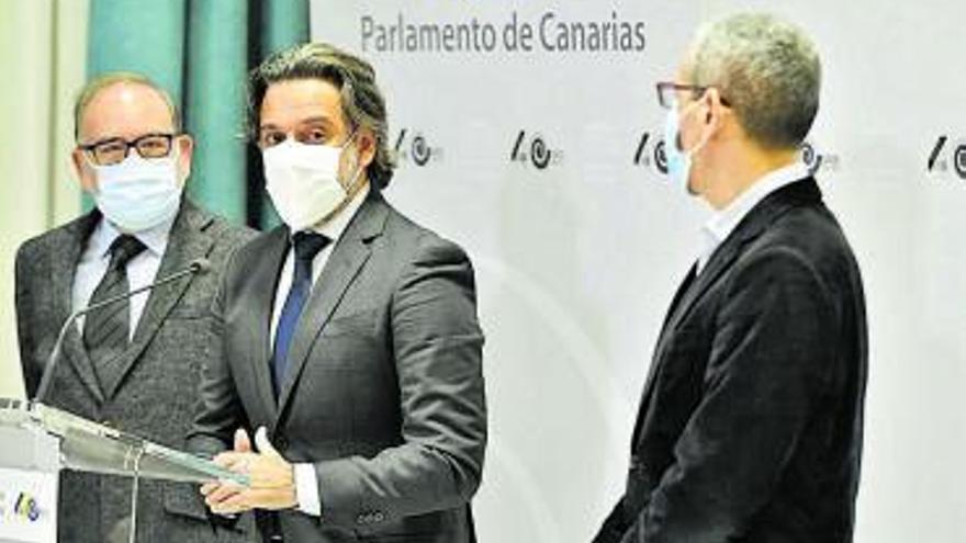 García Rojas, el presidente del Parlamento, Gustavo Matos, y Ángel Llanos.