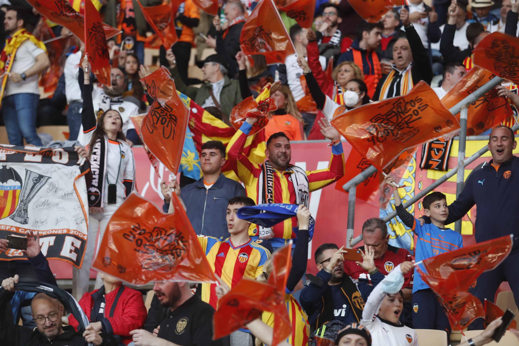 La afición valencianista llena de color el estadio de la Cartuja