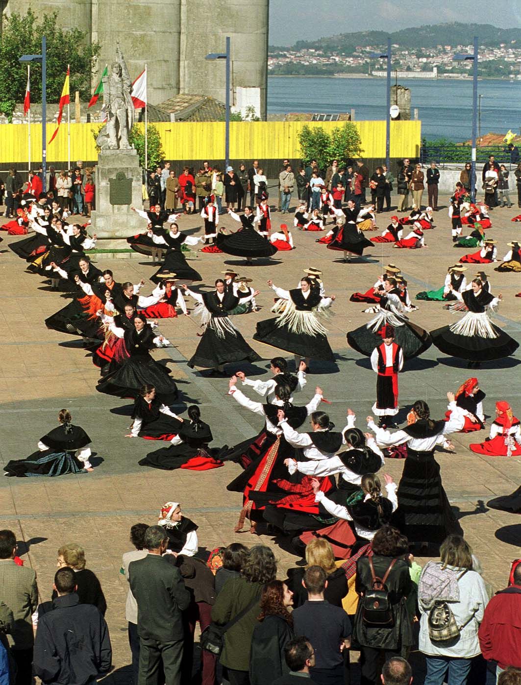 2000 Alumnos de la escuela municipal de danza durante los actos del día de la Reconquista en praza do Rei Jesús de Arcos.jpg
