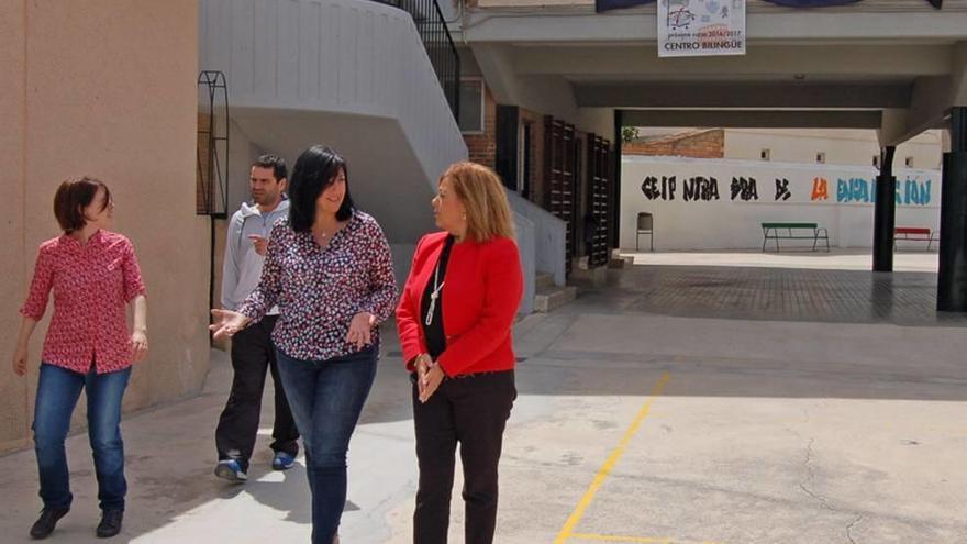 La consejera (d) visitó ayer el colegio Ntra. Señora de la Encarnación.