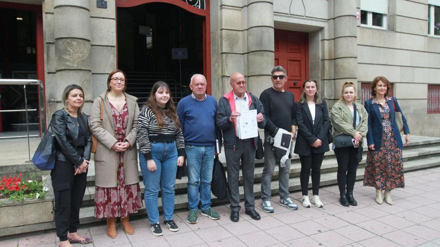 Representantes vecinales y políticos, ayer, en la entraba de firmas en la Subdelegación de Gobierno en Ourense. | Iñaki Osorio