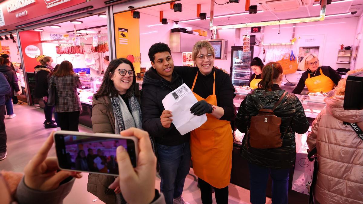 Zaragoza celebra por todo lo alto la lotería de Navidad que ha dejado varios premios y cerca de 5 millones.