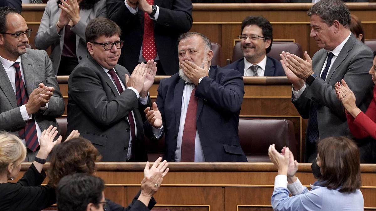 Herminio Sancho (en el centro, lanzando un beso), agradece el apoyo de sus compañeros al ser ovacionado tras recibir una agresión en los alrededores del Congreso de los Diputados