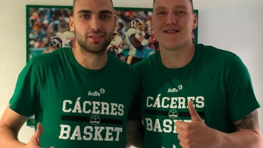 Los jugadores del Cáceres inician los reconocimientos