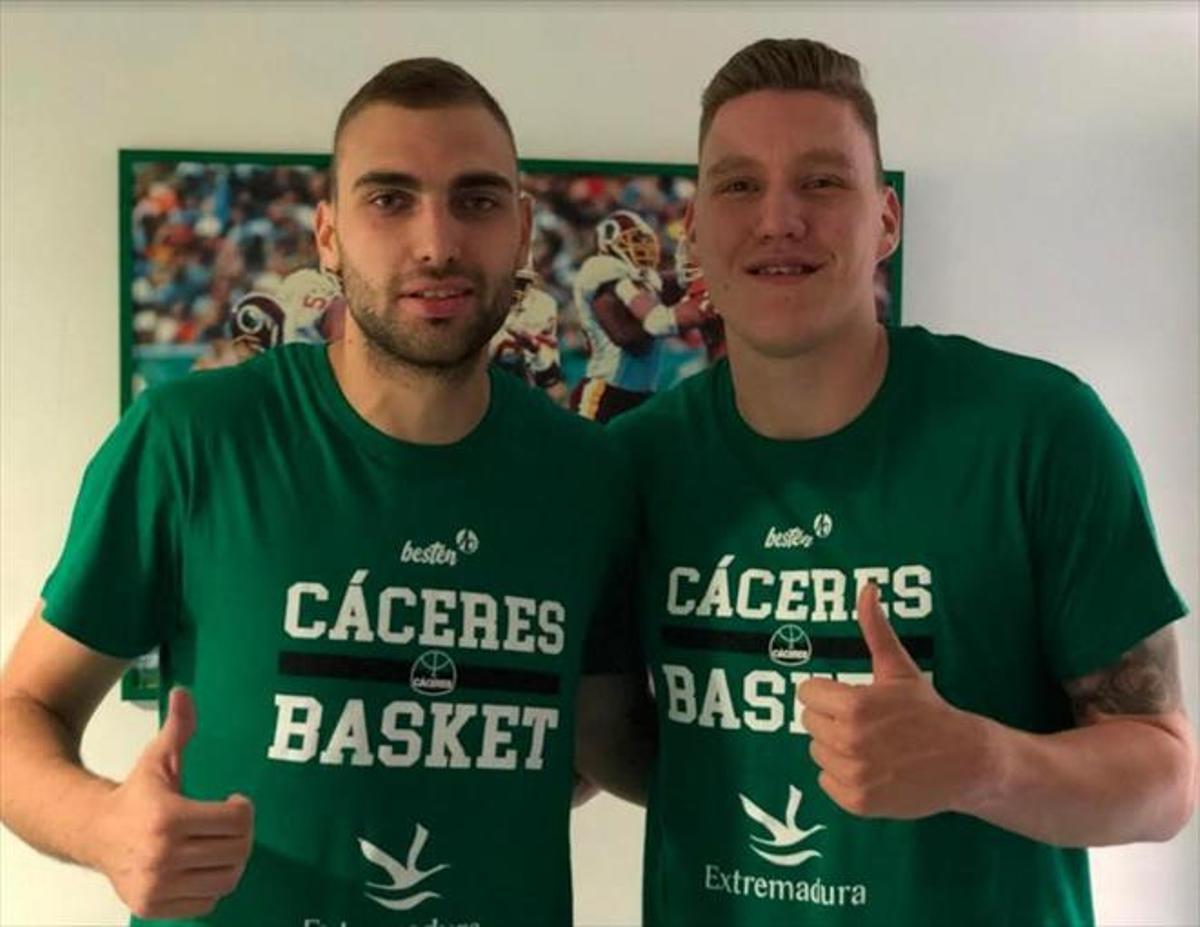 Los jugadores del Cáceres inician los reconocimientos