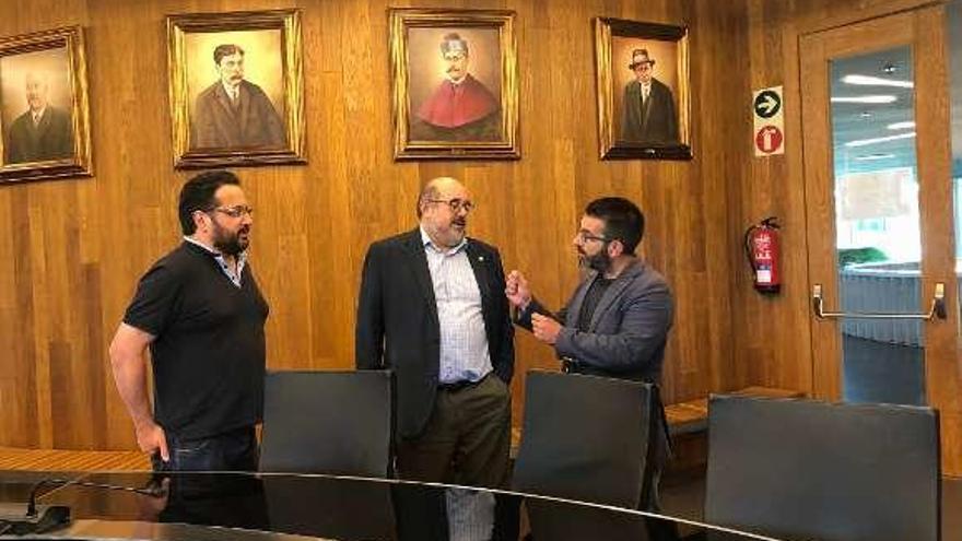 Sanmartín, Rodríguez y Vilariño, se reunieron en el salón de plenos.