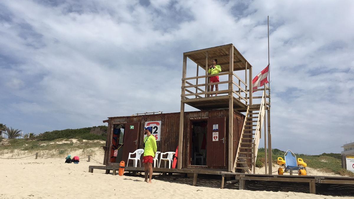 Socoristas de Formentera en una de las torres de control