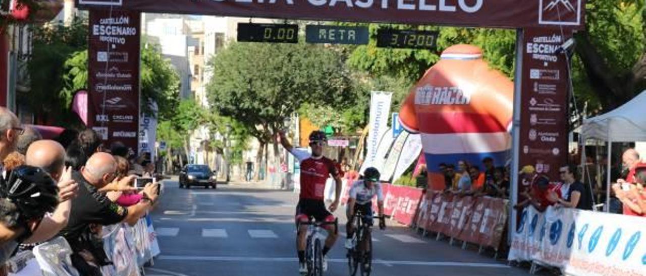 Oier Ibarguren cruza la línea de meta de la segunda etapa en Benicàssim.