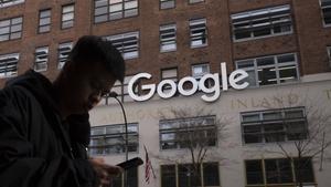 Un hombre utiliza un móvil ante unas oficinas de Google en Nueva York. 